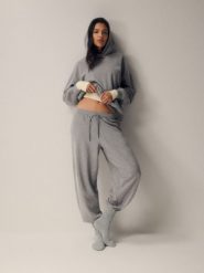 4F Bluza dresowa loose z kapturem damska - szara L. Szare bluzy damskie 4F, l, bez wzorów, z dresówki, klasyczne, bez ramiączek, z kapturem. Za 189.99 zł.