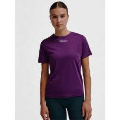 Koszulka damska Hummel Tola. Fioletowe bluzki damskie Hummel, bez wzorów, z dżerseju, sportowe, bez kołnierzyka, bez ramiączek. Za 113.50 zł.