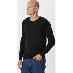 Czarny Sweter Flinders. Czarne swetry męskie Born2be, l, bez wzorów, z dzianiny, bez kołnierzyka, bez ramiączek. Za 79.99 zł.