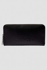 CALVIN KLEIN Duży czarny damski portfel na zamek. Czarne portfele damskie Calvin Klein, ze skóry ekologicznej. W wyprzedaży za 239.99 zł.