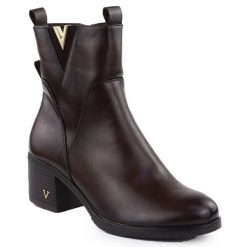 Botki damskie na słupku ocieplane brązowe Vinceza 58581. Brązowe botki damskie VINCEZA, bez wzorów, ze skóry ekologicznej, eleganckie, bez obcasa, na słupku, bez zapięcia. Za 99.99 zł.