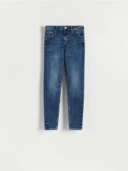 Jeansy slim mid rise - granatowy. Niebieskie jeansy damskie Reserved, bez wzorów, z bawełny. W wyprzedaży za 59.99 zł.