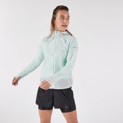 Kurtka do biegania w terenie wiatrówka damska Kiprun Run 900 Wind. Niebieskie kurtki sportowe damskie KIPRUN, l, bez wzorów, z materiału, bez ramiączek, bez kaptura, do biegania. Za 169.99 zł.
