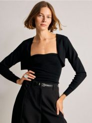 Krótki sweter - czarny. Czarne swetry nierozpinane damskie Reserved, l, bez wzorów, z dzianiny, bez kołnierzyka, bez ramiączek. Za 99.99 zł.