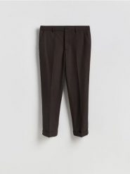 Garniturowe spodnie carrot - ciemnobrązowy. Brązowe garnitury męskie Reserved, bez wzorów, z tkaniny. Za 169.99 zł.