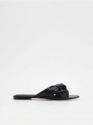 Klapki z imitacji skóry - czarny. Czarne klapki damskie Reserved, bez wzorów, ze skóry, klasyczne, bez obcasa, bez zapięcia. W wyprzedaży za 39.99 zł.