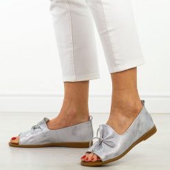 Srebrne skórzane płaskie sandały damskie Cambell 19388. Szare sandały damskie Cambell, bez wzorów, z jeansu, bez obcasa, na płaskiej podeszwie, bez zapięcia. Za 219.00 zł.