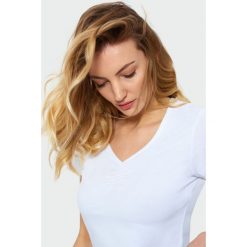 Top z dekoltem w serek. Topy damskie Greenpoint, bez wzorów, z bawełny, bez kołnierzyka, bez ramiączek. Za 24.99 zł.
