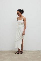 Sukienka na ramiączkach z prążkowanej dzianiny w kolorze ECRU - CARMEN MAXI-M/L. Sukienki damskie Marsala, l, bez wzorów, z bawełny, bez kołnierzyka, bez ramiączek, maxi. Za 249.90 zł.