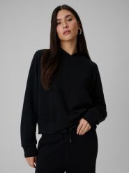 4F Bluza dresowa regular z kapturem damska - czarna L. Czarne bluzy damskie 4F, l, bez wzorów, z dresówki, klasyczne, bez ramiączek, z kapturem. Za 199.99 zł.