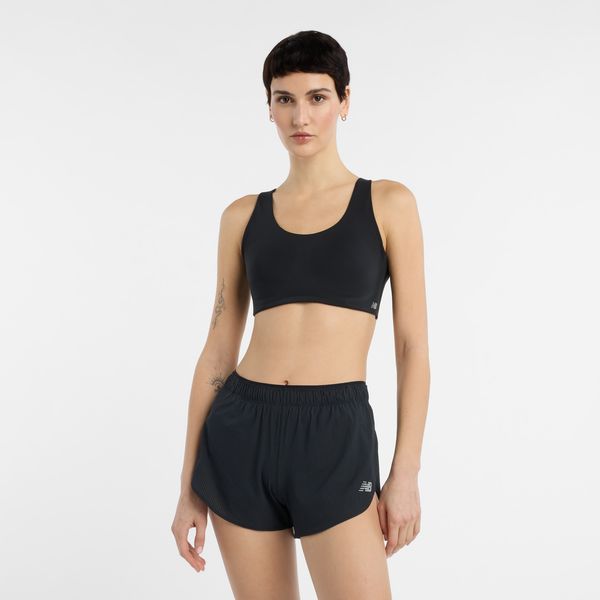Biustonosz do biegania New Balance WB51052BK – czarny. Czarne biustonosze New Balance, bez wzorów, z lycry. Za 359.99 zł.