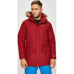 Columbia - Kurtka. Czerwone kurtki męskie Columbia, l, bez wzorów, z futra, z kapturem. W wyprzedaży za 569.90 zł.