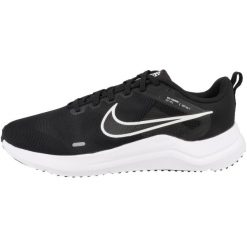 Tenisówki Nike Model Downshifter 12 C/o Kolor Czarny. Czarne trampki męskie Nike, bez wzorów, z gumy, sportowe, bez zapięcia. Za 391.00 zł.