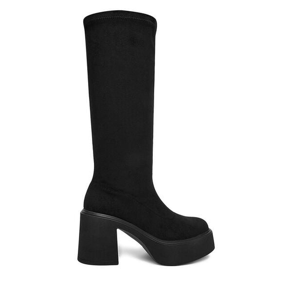Kozaki DeeZee. Czarne kozaki damskie DeeZee, bez wzorów, bez obcasa, na słupku, bez zapięcia. Za 219.99 zł.