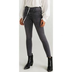 Mango - Jeansy Isa. Szare jeansy damskie Mango, bez wzorów, z bawełny. Za 129.90 zł.