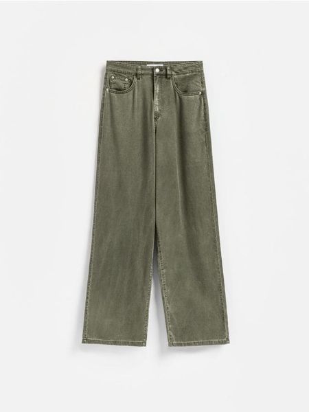 Jeansy straight - zielony. Zielone jeansy damskie Reserved, bez wzorów, z jeansu. W wyprzedaży za 45.99 zł.