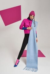 Gładki szal z frędzlami ciemnoniebieski. Niebieskie szaliki damskie MOODO, bez wzorów, z poliesteru. W wyprzedaży za 27.99 zł.