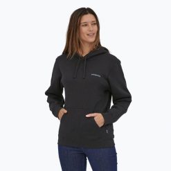 Bluza Patagonia Fitz Roy Icon Uprisal Hoody. Czarne bluzy damskie Patagonia, na zimę, bez wzorów, sportowe, bez ramiączek, bez kaptura. Za 349.99 zł.