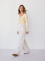 Jeansy wide leg z haftem - złamana biel. Jeansy damskie Reserved, bez wzorów, z bawełny. Za 149.99 zł.