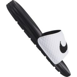 Klapki Nike Benassi Solarsoft Slide 705474-100. Białe klapki męskie Nike, bez wzorów, z materiału, bez zapięcia. W wyprzedaży za 179.00 zł.
