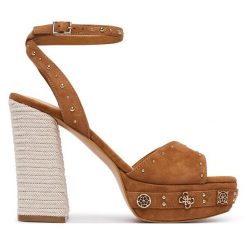 Sandały Guess. Brązowe sandały damskie Guess, z aplikacjami, bez obcasa, na słupku, bez zapięcia. Za 719.99 zł.