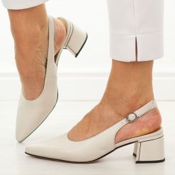 Skórzane Wt czółenka damskie Cambell 98335. Białe czółenka damskie Cambell, na lato, bez wzorów, ze skóry, biznesowe, bez obcasa, na obcasie, bez zapięcia. Za 239.00 zł.