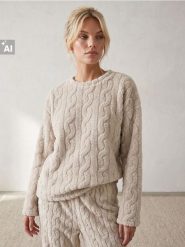 Polarowa góra od piżamy z tłoczonym wzorem warkoczowym - kremowy. Białe piżamy damskie Sinsay, bez wzorów, z polaru, bez ramiączek. Za 39.99 zł.