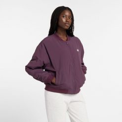 Kurtka damska New Balance WJ43511PLN – fioletowa. Fioletowe kurtki sportowe damskie New Balance, m, bez wzorów, z materiału, bez ramiączek, bez kaptura. Za 199.99 zł.