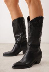Czarne Kozaki Kowbojki na Stożku z Ozdobnymi Przeszyciami w Stylu Western Nulia. Czarne kozaki damskie Renee, bez wzorów, z jeansu, bez obcasa, na obcasie, bez zapięcia. Za 199.99 zł.