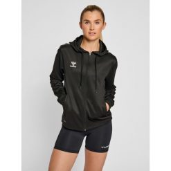 Bluza damska z kapturem Hummel Core XK Poly. Czarne bluzy damskie Hummel, na wiosnę, s, bez wzorów, z materiału, klasyczne, bez ramiączek, z kapturem. Za 214.50 zł.