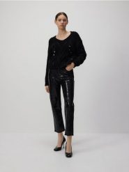 Jeansy mom fit z cekinami - czarny. Czarne jeansy damskie Reserved, bez wzorów, z bawełny. W wyprzedaży za 139.99 zł.