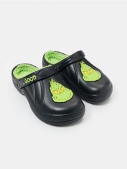 Klapki z kożuszkiem Grinch - czarny. Czarne klapki męskie Sinsay, bez wzorów, bez zapięcia. Za 39.99 zł.