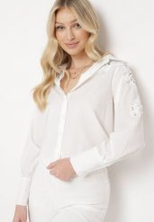Biała Koszula z Ażurowymi Wstawkami Ozdobiona Cyrkoniami i Kryształkami Gonie. Białe koszule damskie Born2be, m, w ażurowe wzory, eleganckie, bez kołnierzyka, bez ramiączek. Za 149.99 zł.