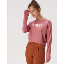 Krótki sweter z hasłem - Różowy. Czerwone swetry nierozpinane damskie Sinsay, l, bez wzorów, bez kołnierzyka, bez ramiączek. Za 49.99 zł.