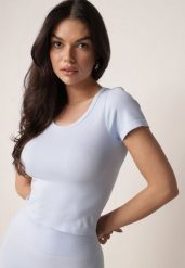 Niebieski Gładki T-shirt o Krótszym Kroju Errora. Niebieskie t-shirty damskie Born2be, m, bez wzorów, z jeansu, bez kołnierzyka, bez ramiączek. Za 49.99 zł.