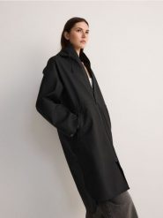 Płaszcz z kapturem - czarny. Czarne płaszcze damskie Reserved, l, bez wzorów, z tkaniny, bez kołnierzyka, z kapturem. W wyprzedaży za 79.99 zł.