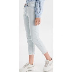 Jeansy Comfort z przetarciami - Niebieski. Jeansy damskie marki Cropp. W wyprzedaży za 59.99 zł.
