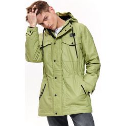 PARKA OCIEPLANA Z EFEKTEM PASTY. Brązowe kurtki męskie TOP SECRET, na lato, l, bez wzorów, z tkaniny, bez kołnierzyka, z kapturem. W wyprzedaży za 199.99 zł.