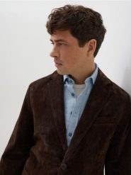 Zamszowa marynarka - ciemnobrązowy. Brązowe garnitury męskie Reserved, l, bez wzorów, z zamszu, bez kołnierzyka, bez ramiączek. Za 699.99 zł.