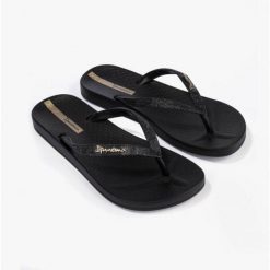 Klapki Ipanema Anat Lolita Fem Damskie. Czarne klapki damskie Ipanema, bez wzorów, z gumy, sportowe, bez obcasa, bez zapięcia. Za 73.99 zł.