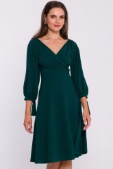 Rozkloszowana sukienka z kopertowym dekoltem zielona. Zielone sukienki damskie Stylove, s, bez wzorów, bez kołnierzyka, bez ramiączek, kopertowe. Za 349.00 zł.