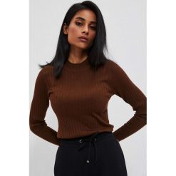 Dopsowany sweter w prążki czarny. Czarne swetry nierozpinane damskie MOODO, xl, bez wzorów, z poliamidu, bez kołnierzyka, bez ramiączek. W wyprzedaży za 49.99 zł.