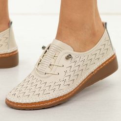 Beżowe ażurowane skórzane półbuty damskie T.Sokolski 26-78. Brązowe półbuty damskie Sokolski, na jesień, bez wzorów, z jeansu, klasyczne, z okrągłym noskiem, bez obcasa, na płaskiej podeszwie, bez zapięcia. Za 239.00 zł.