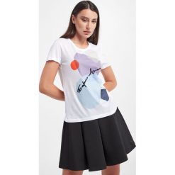 T-shirt EMPORIO ARMANI. T-shirty damskie Emporio Armani, s, bez wzorów, bez kołnierzyka, bez ramiączek. W wyprzedaży za 301.77 zł.