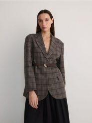 Marynarka z paskiem w talii - wielobarwny. Marynarki i żakiety damskie Reserved, bez wzorów, z tkaniny, bez kołnierzyka, bez ramiączek. W wyprzedaży za 219.99 zł.