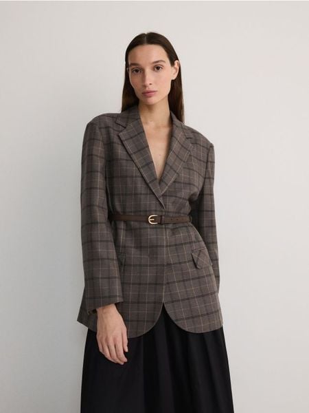 Marynarka z paskiem w talii - wielobarwny. Marynarki i żakiety damskie Reserved, bez wzorów, z tkaniny, bez kołnierzyka, bez ramiączek. W wyprzedaży za 219.99 zł.