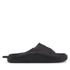 Klapki adidas. Czarne klapki damskie Adidas, bez wzorów, sportowe, bez obcasa, bez zapięcia. Za 379.99 zł.