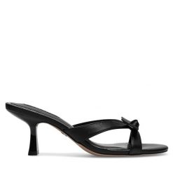 Klapki Nine West. Czarne klapki damskie Nine West, bez wzorów, bez obcasa, bez zapięcia. Za 229.99 zł.