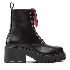 Botki Chiara Ferragni. Czarne botki damskie Chiara Ferragni, bez wzorów, bez obcasa, na słupku, bez zapięcia. Za 1,359.00 zł.