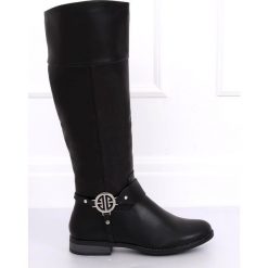 Kozaki oficerki czarne 6283-1 Black. Czarne kozaki damskie ButyModne, z aplikacjami, z futra, bez obcasa, na płaskiej podeszwie, bez zapięcia. W wyprzedaży za 129.00 zł.